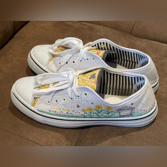 Unique Hand Designed Bee Spring Garden Theme Canvas Shoes Womens Size 10 - Picture 3 of 4